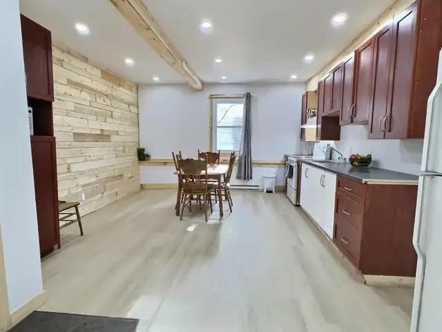 Grand 6 1/2 meublé – 4 chambres – Tout inclus – Centre-ville - Photo 3