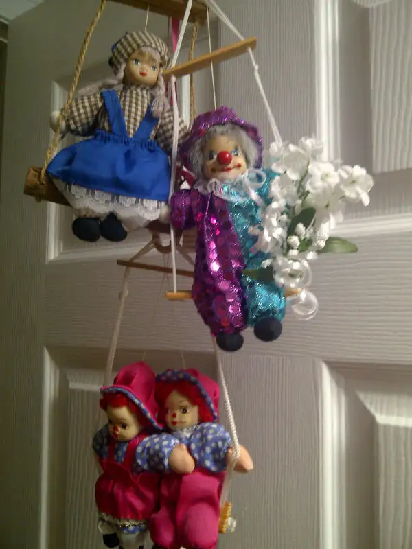 POUPÉES NEUVES DANS 3 BALANCOIRES$5.00CHAQUE BALANCOIRES POUPÉES