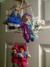 POUPÉES NEUVES DANS 3 BALANCOIRES$5.00CHAQUE BALANCOIRES POUPÉES