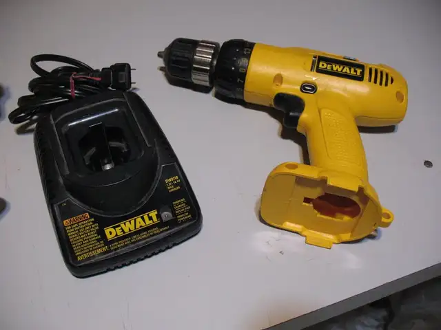 4 DeWalt 12 Volt Cordless : Drill, Cir. Saw, Charger, Battery - Photo 10