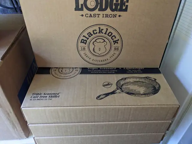 Lodge Cast Iron Skillet - 10 1⁄4'. - Photo 2