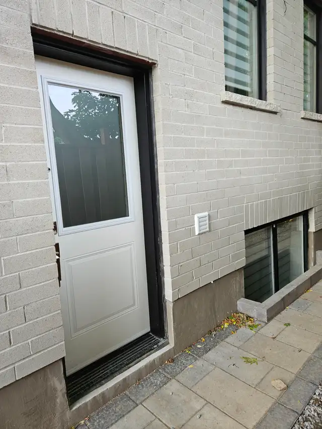 Beautiful NEW 3 Bedroom 2 Washroom Lower Unit FOR RENT-TTC Close - Photo 9