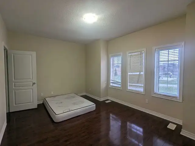 Private Room Semi Private Washroom FREE UTILITIES - Photo 2