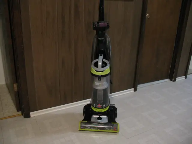 BISSELL Clean View Swivel Pet Vacuum Cleaner, LIKE NEW