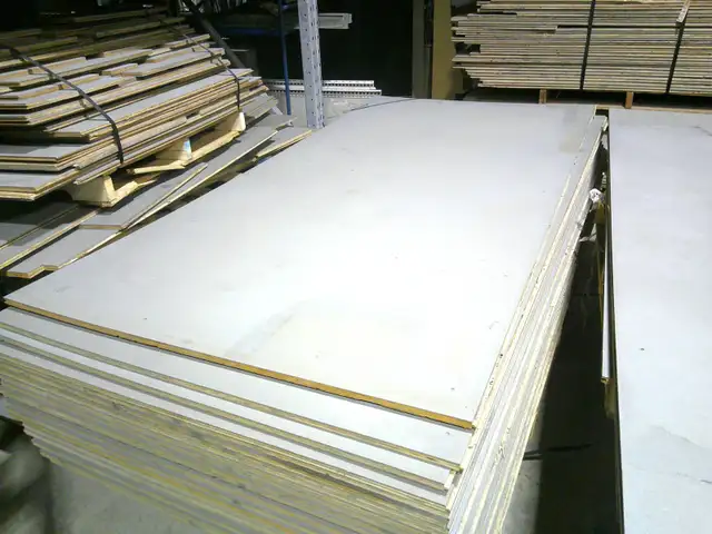 contreplaqué 5/8'' d'épais x 47''1/2 x 95'' 1/2 avec plastique - Photo 2