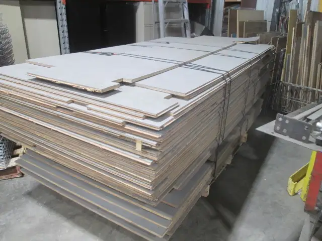 contreplaqué 5/8'' d'épais x 47''1/2 x 95'' 1/2 avec plastique - Photo 5