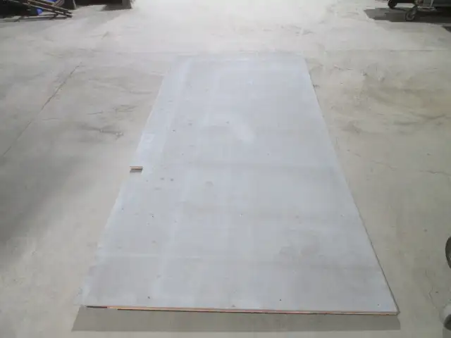 contreplaqué 5/8'' d'épais x 47''1/2 x 95'' 1/2 avec plastique - Photo 7