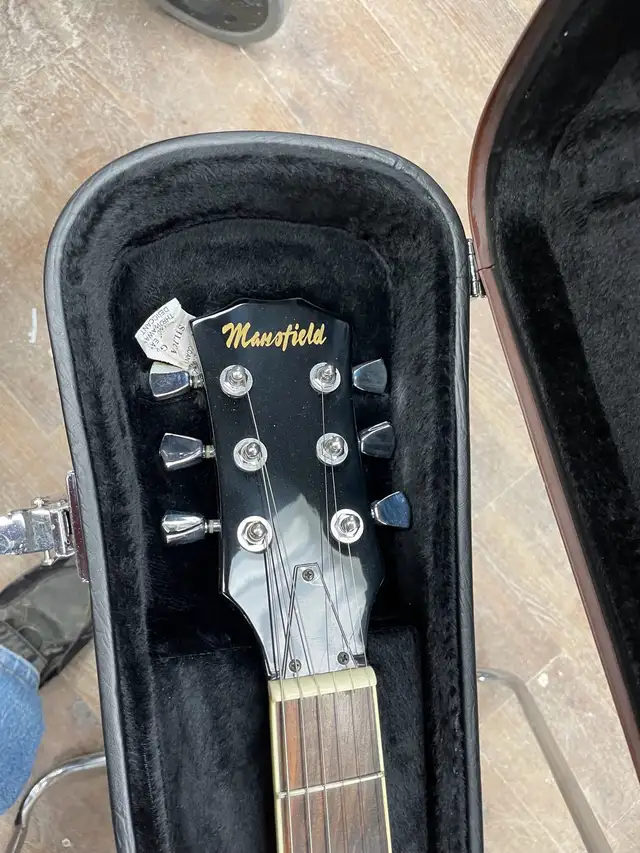 Guitar and case - Photo 2