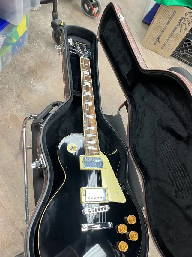 Guitar and case - Photo 3