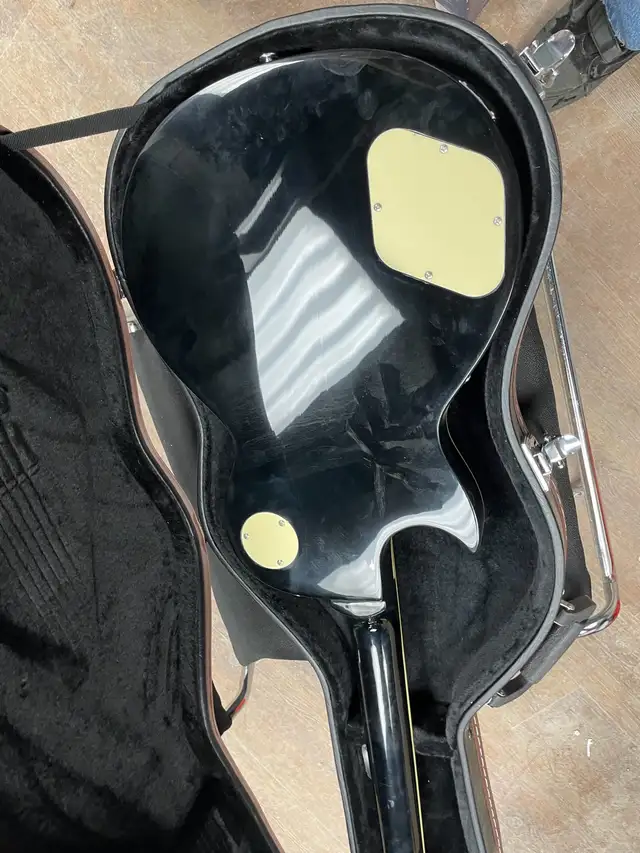 Guitar and case - Photo 5