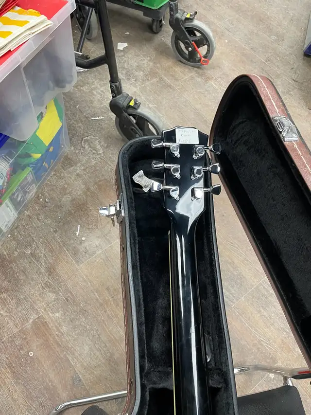 Guitar and case - Photo 6