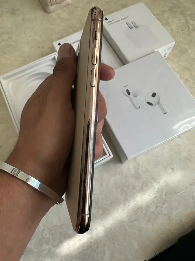 iPhone 11 pro 128GB AirPods/Charger Bundle/Delivery - Photo 2