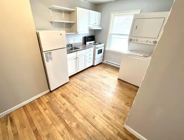 126C Empire Ave - One Bedroom Main Floor Next to Memorial Uni