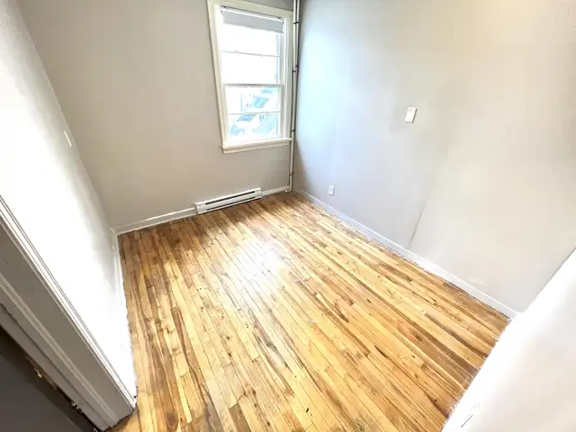 126C Empire Ave - One Bedroom Main Floor Next to Memorial Uni - Photo 3