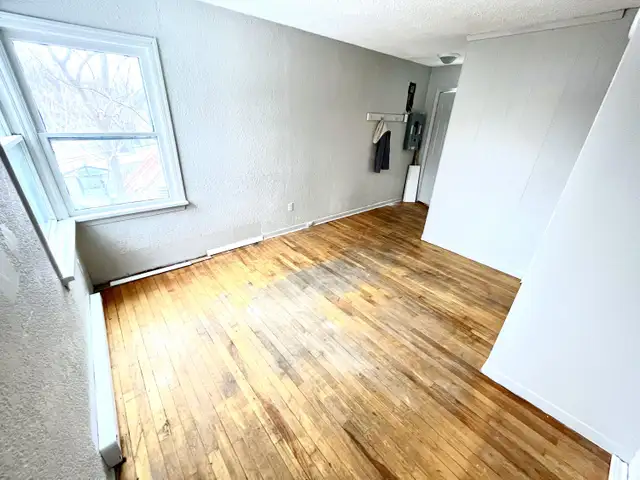 126C Empire Ave - One Bedroom Main Floor Next to Memorial Uni - Photo 4