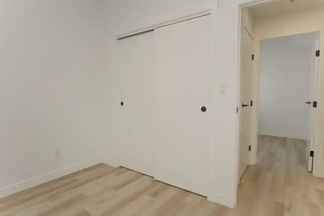 LUXURY 2 Bedroom Apartment! Located In West Broadway! - Photo 10