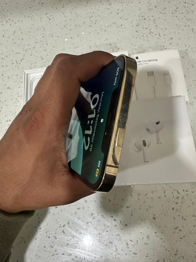 iPhone 12 Pro max 128GB Airpods Pkg/Delivery - Photo 3