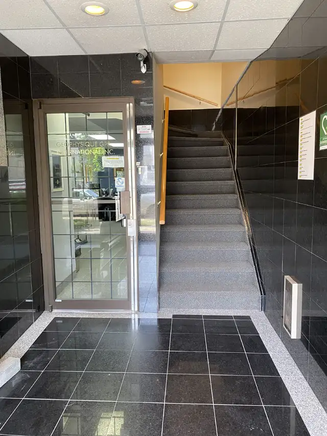 Bureau commercial à louer - Photo 2