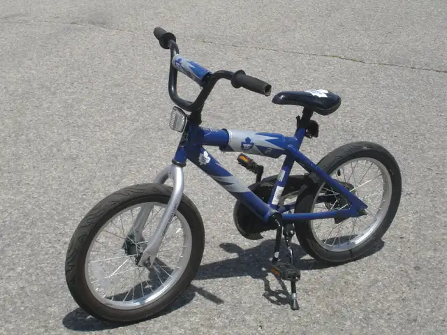 IT'S A BOY'S LEAF FAN ALMOST NEW 16' TORONTO MAPLE LEAF BIKE! - Photo 2