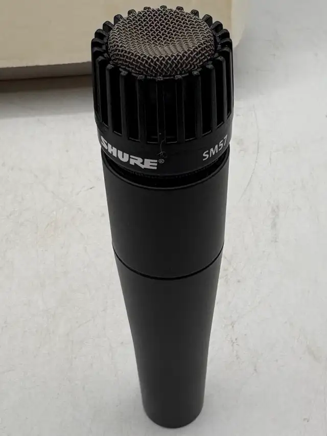 Shure SM57 Microphone with Travel Bag in Box - Photo 4
