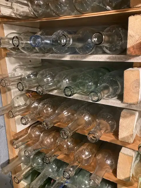 bouteille de vin rouge et blanc $1.00 chaque - Photo 2