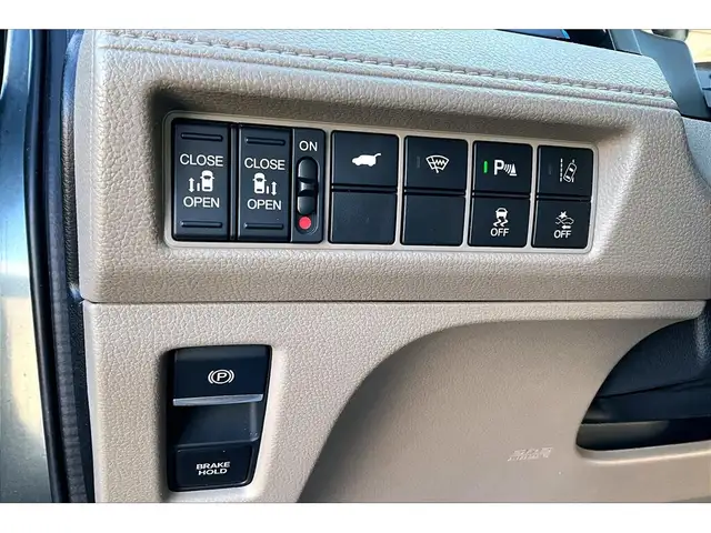 2018 Honda Odyssey Touring | 8Passenger | SafetyTech | Sunroof | - Photo 32