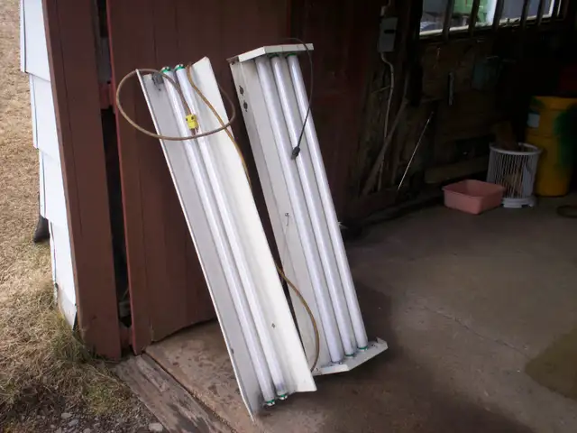 Two - 4' Fluorescent light fixtures - Photo 3