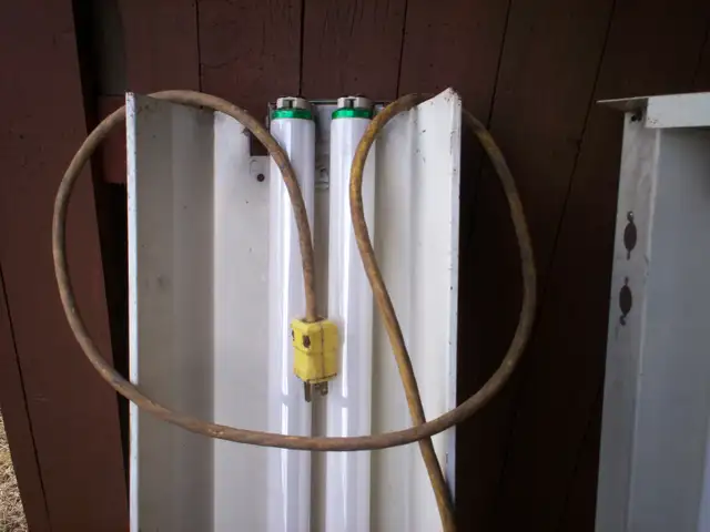 Two - 4' Fluorescent light fixtures - Photo 4