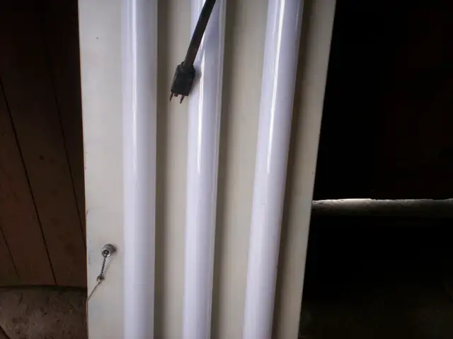 Two - 4' Fluorescent light fixtures - Photo 5