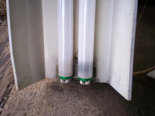 Two - 4' Fluorescent light fixtures - Photo 6