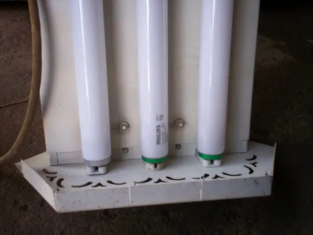 Two - 4' Fluorescent light fixtures - Photo 7