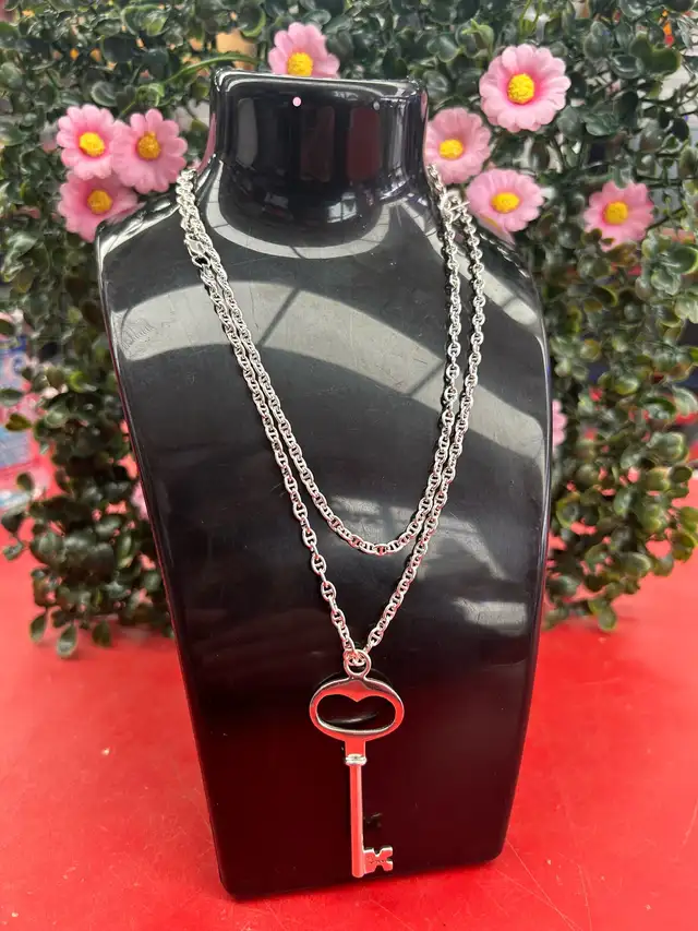 chaîne argent avec clé