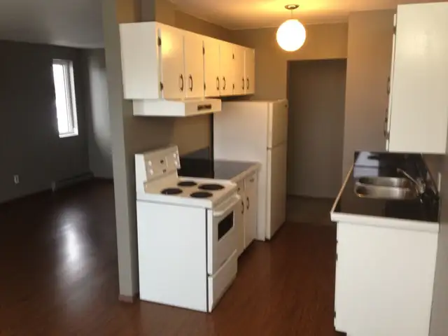 Spacious, secure! 2-bedroom apartment in Westfort, June 15th