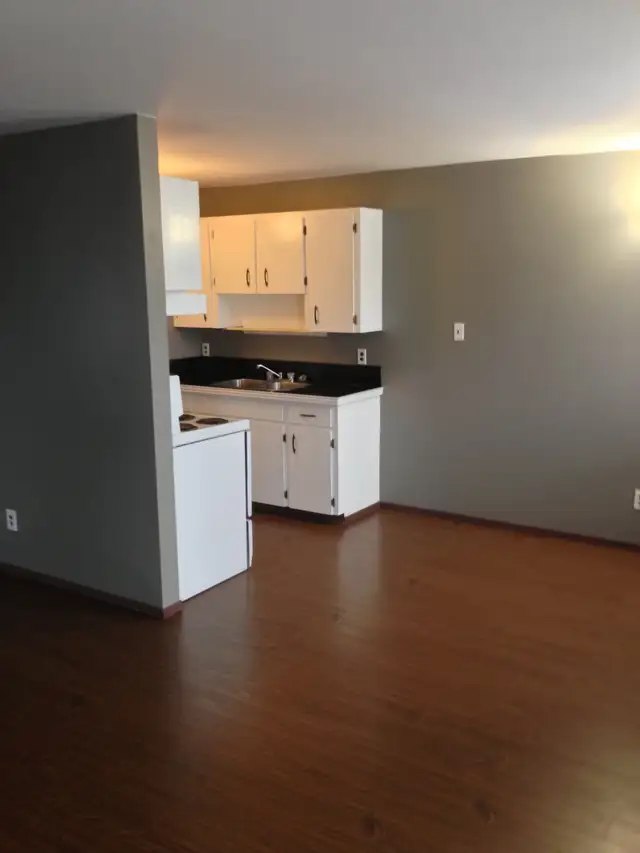 Spacious, secure! 2-bedroom apartment in Westfort, June 15th - Photo 2