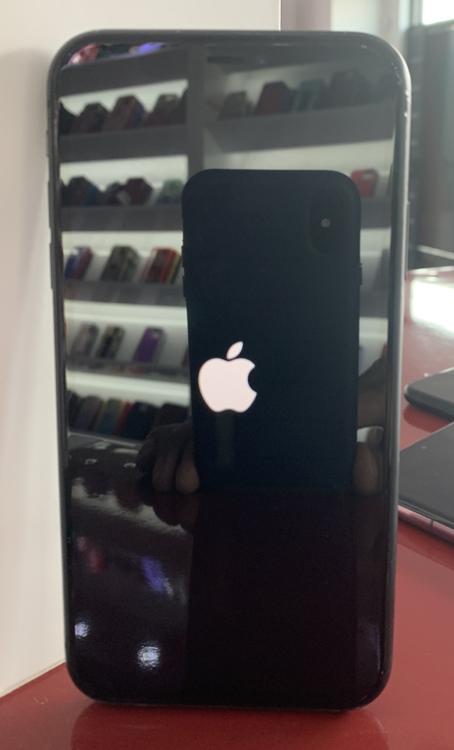 unlocked iphone xs(64GB) for $249 with 1 year of warranty!! - Photo 2