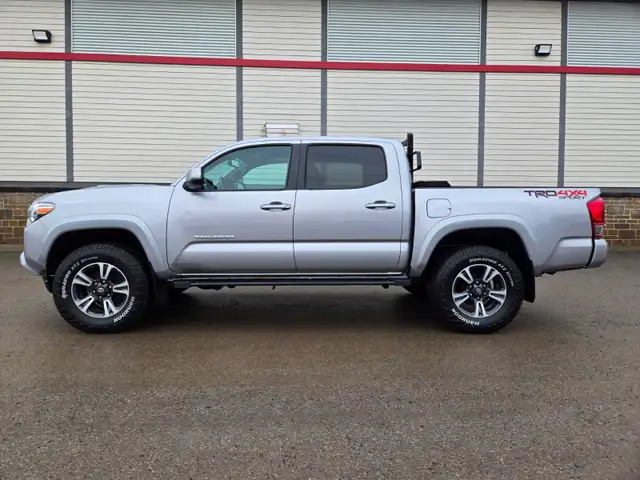 2016 Toyota Tacoma TRD Sport 4x4 / 6 speed MANUAL Crew Cab - Photo 4