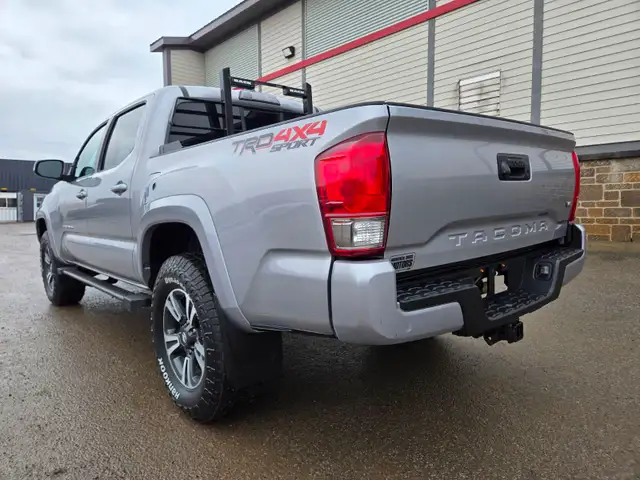 2016 Toyota Tacoma TRD Sport 4x4 / 6 speed MANUAL Crew Cab - Photo 5