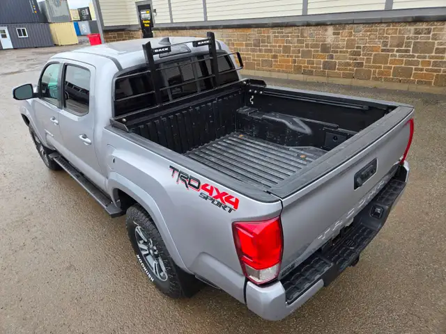 2016 Toyota Tacoma TRD Sport 4x4 / 6 speed MANUAL Crew Cab - Photo 6