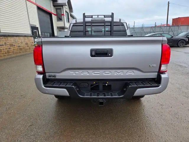 2016 Toyota Tacoma TRD Sport 4x4 / 6 speed MANUAL Crew Cab - Photo 7