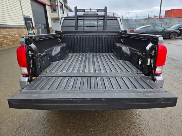 2016 Toyota Tacoma TRD Sport 4x4 / 6 speed MANUAL Crew Cab - Photo 8