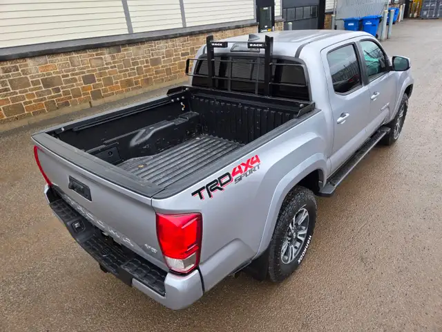 2016 Toyota Tacoma TRD Sport 4x4 / 6 speed MANUAL Crew Cab - Photo 9