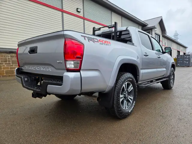 2016 Toyota Tacoma TRD Sport 4x4 / 6 speed MANUAL Crew Cab - Photo 10
