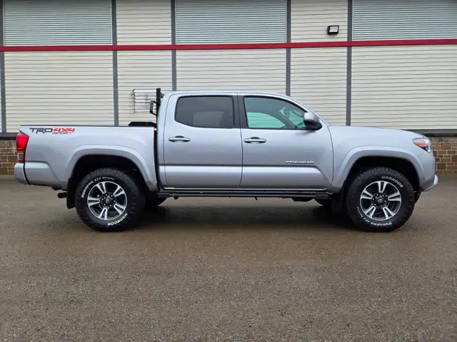 2016 Toyota Tacoma TRD Sport 4x4 / 6 speed MANUAL Crew Cab - Photo 11
