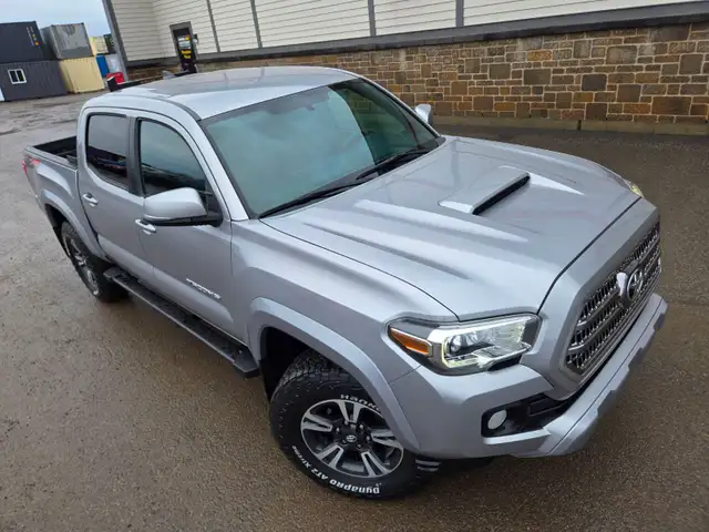 2016 Toyota Tacoma TRD Sport 4x4 / 6 speed MANUAL Crew Cab - Photo 12