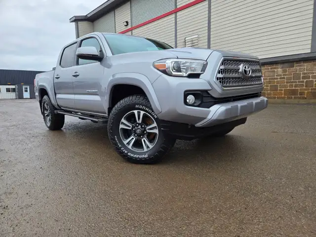 2016 Toyota Tacoma TRD Sport 4x4 / 6 speed MANUAL Crew Cab - Photo 13