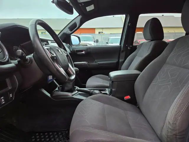 2016 Toyota Tacoma TRD Sport 4x4 / 6 speed MANUAL Crew Cab - Photo 19