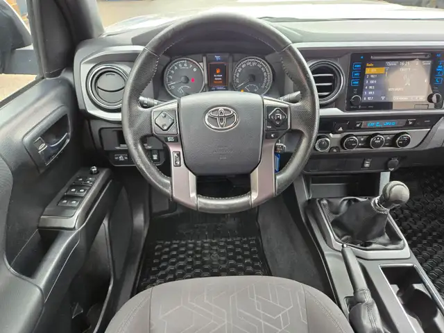 2016 Toyota Tacoma TRD Sport 4x4 / 6 speed MANUAL Crew Cab - Photo 21