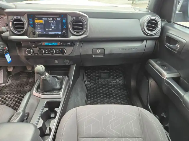2016 Toyota Tacoma TRD Sport 4x4 / 6 speed MANUAL Crew Cab - Photo 24