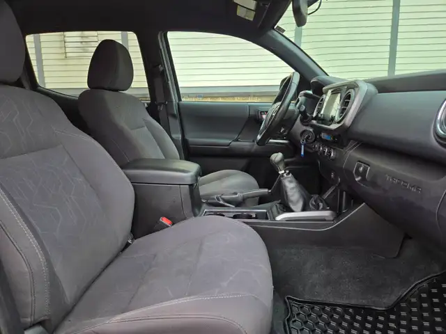 2016 Toyota Tacoma TRD Sport 4x4 / 6 speed MANUAL Crew Cab - Photo 25