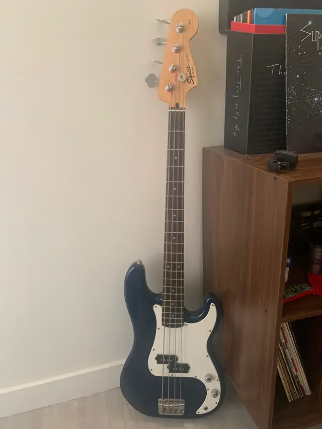Fender Bass Guitar - Photo 2